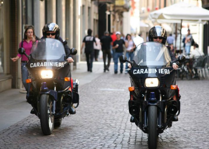 Tre astigiani denunciati per furto e porto abusivo di armi ad Alba