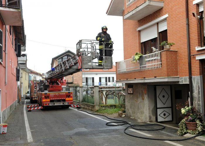 Tre ore di intervento per domare il rogo in una mansarda