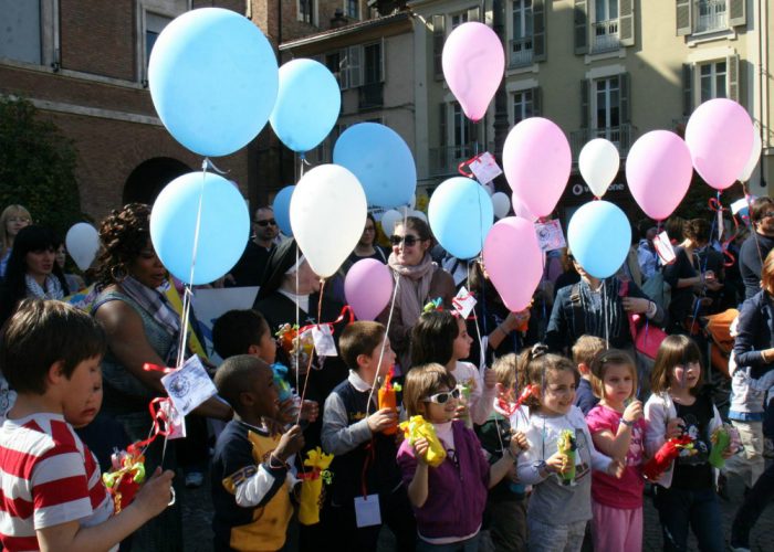 Trecento palloncini coloratiper la Festa del Bambino in città