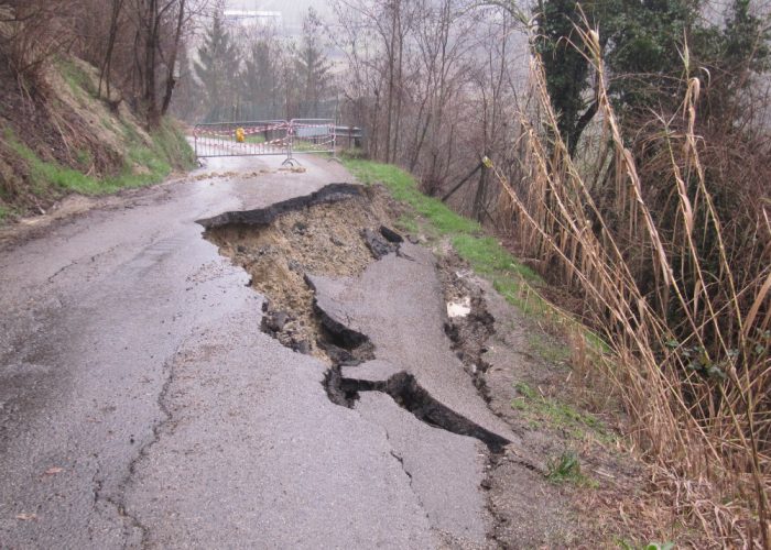 Troppa pioggia, frana strada collinare tra Nizza e Vinchio