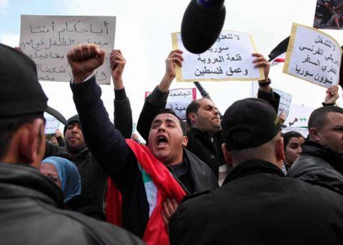 Tunisia/ Trecento persone manifestano a Tunisi contro il governo