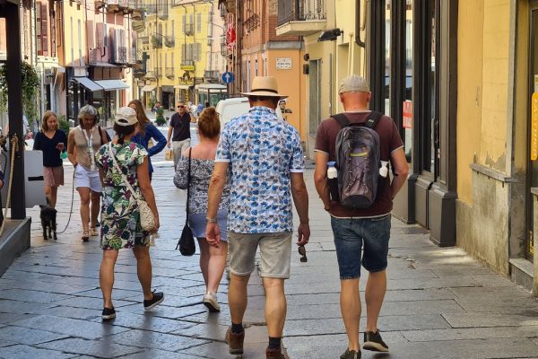 turisti a spasso per asti