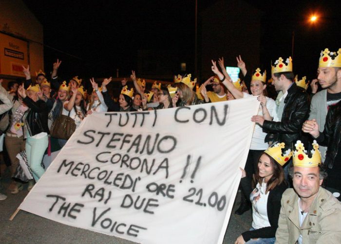 «Tutti con Stefano Corona!», flash mob per l'astigiano alla prova del televoto