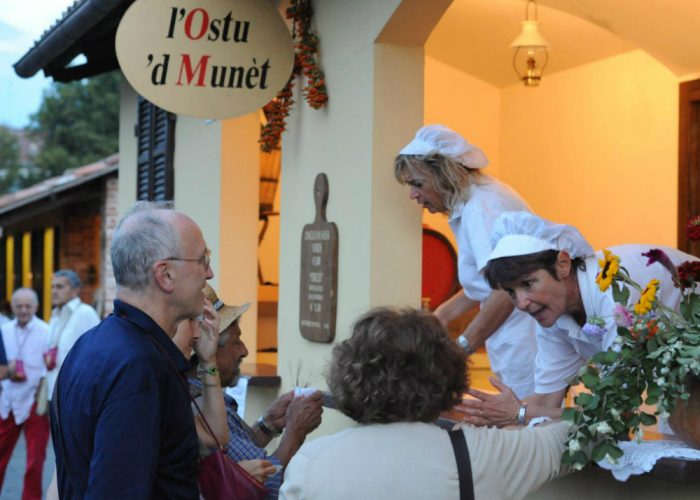 Tutti piatti delle 44 pro locoin piazza Campo del Palio