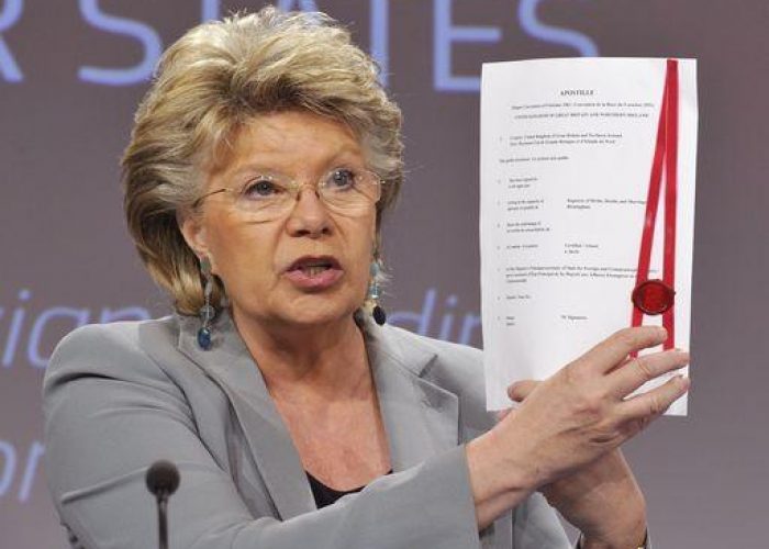 Ue/ Reding: Italia paese più basso livello fiducia verso governo