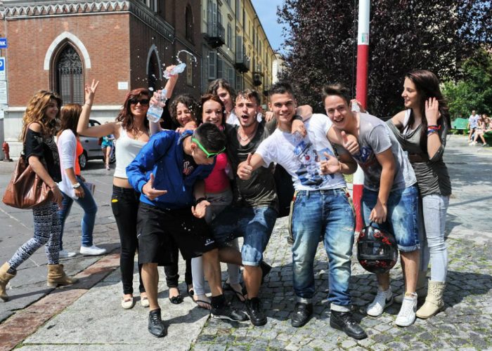 Ultimo giorno di scuolaPoi via a test Invalsi e maturità