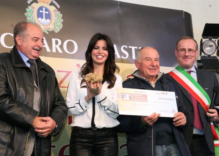 Un tartufo da 370 grammivince il primo premio a Montechiaro