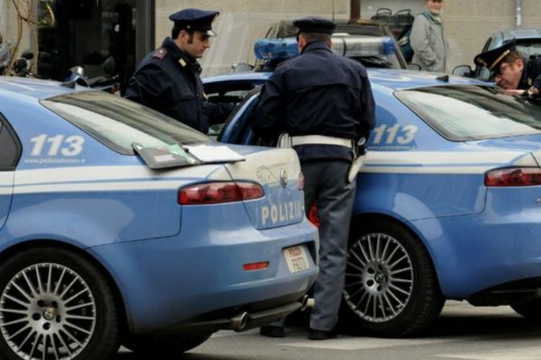 Una chiamata al 113 e la poliziaarresta il ladro in flagranza di reato