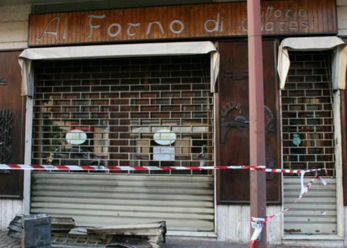 Una panetteria distrutta dalle fiammein corso Alessandria, incendio doloso?