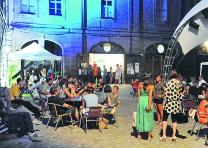 Unestate nel cortile di Palazzo OttolenghiTra musica emergente, jazz e teatro