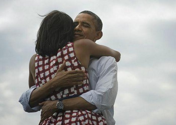 Usa 2012/ L'abbraccio di Michelle e Barack su Twitter