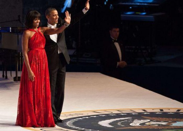 Usa/ Michelle Obama in abito lungo rosso di Jawon Wu per il ballo