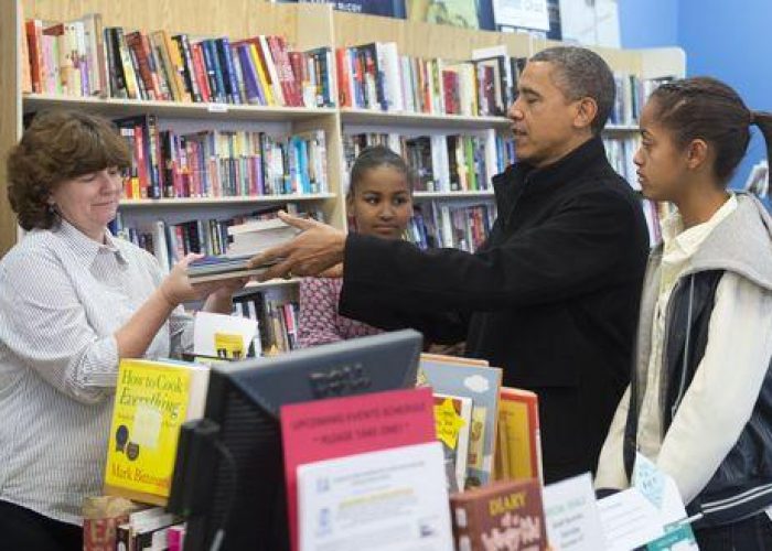 Usa/ Obama fa shopping con le figlie in una piccola libreria