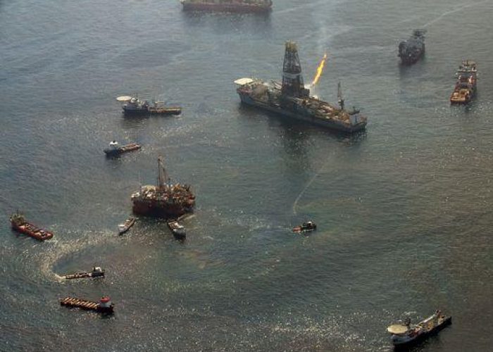 Usa/ Piattaforma petrolifera in fiamme in Golfo Messico, 2 morti