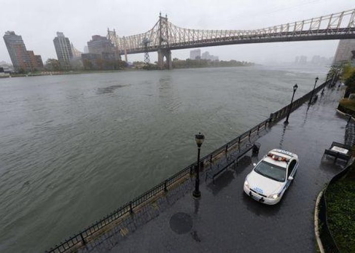 Usa/ Pochissimi abitanti New York rispettano ordine evacuazione