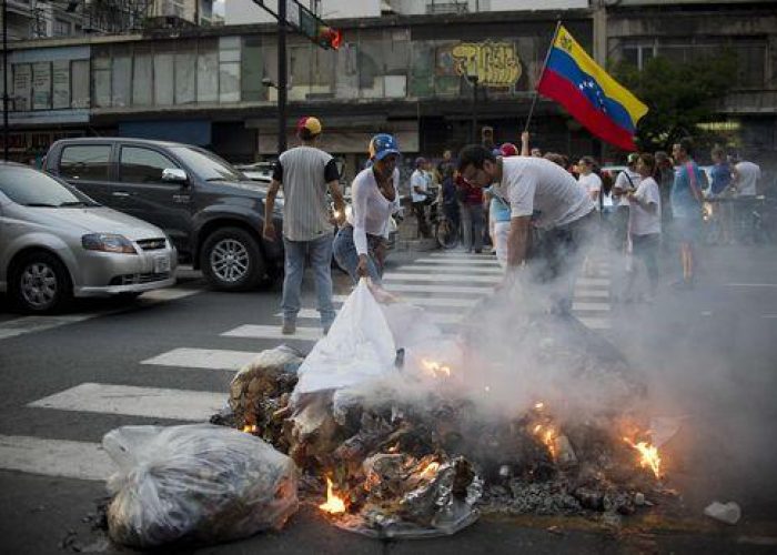 Venezuela/ Maduro proclamato Presidente, proteste a Caracas
