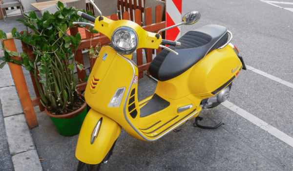 vespa gialla