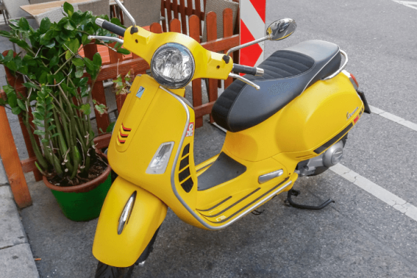 vespa gialla