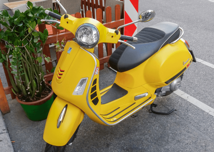 vespa gialla