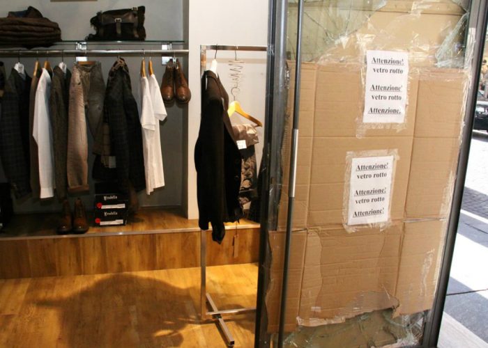 Vetrina in frantumi nella notteper arraffare capi d'abbigliamento