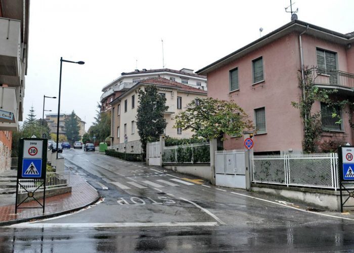 Via Caccia, senso unico e nuovi stalli parcheggio