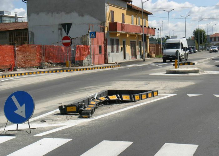 Via guerra, auto abbatte il palodella rotonda appena realizzata