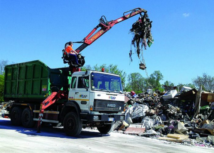 Via Guerra, inizia la rimozione rifiutiMiasmi dal cumulo con i primi caldi