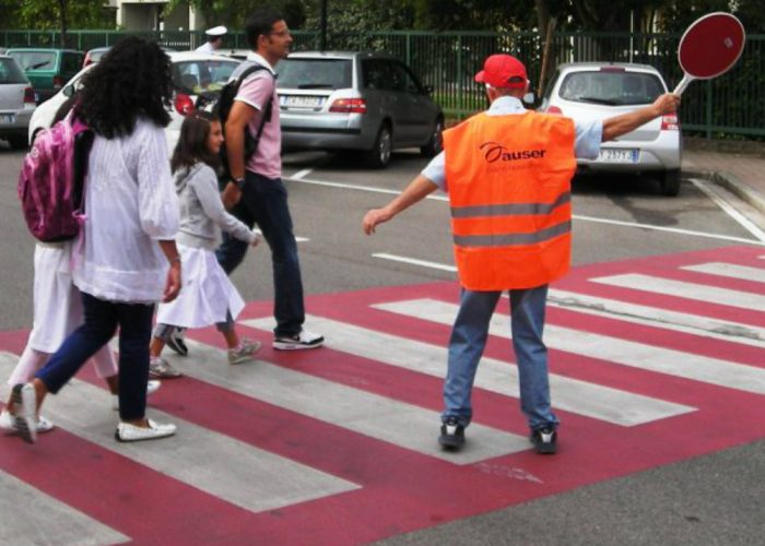 Via Monti, "nonno civic" davanti all'asilo nido Panda