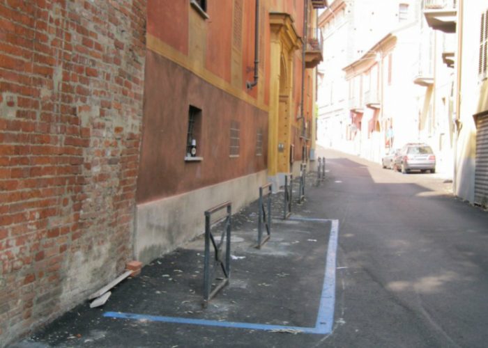 Via Natta, il mistero della zona bluintorno ai cancelletti