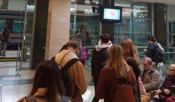 viaggiatori in attesa alla stazione di Asti