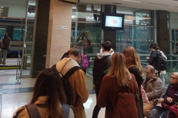 viaggiatori in attesa alla stazione di Asti