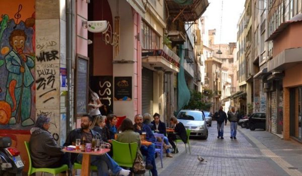Viaggio ad Atene, la città dei filosofiche ormai si è rassegnata