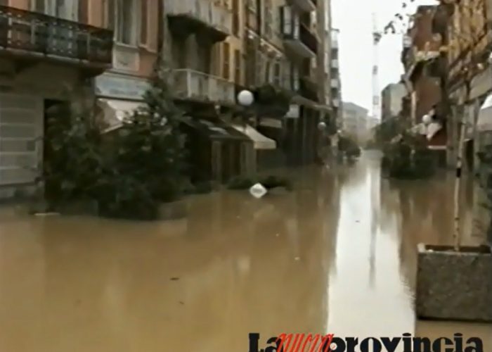 VIDEO - 1994, vie e piazze di Astiinvase dall'acqua dell'alluvione