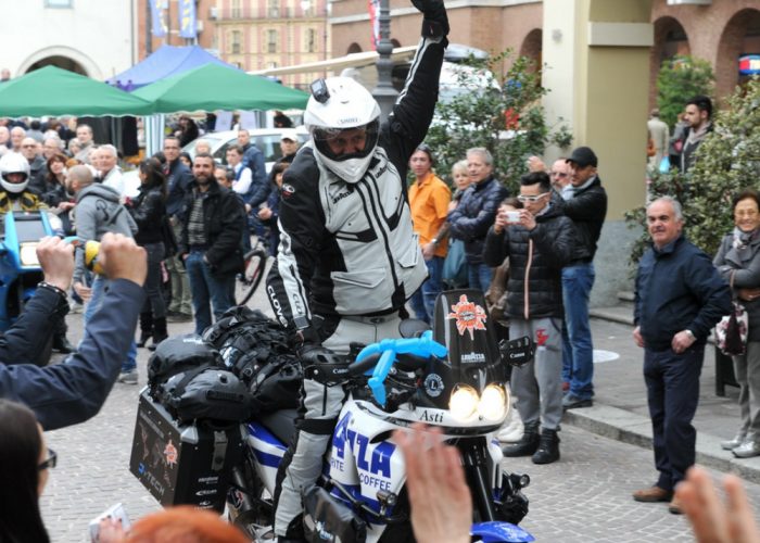 VIDEO - La partenza di Mauro Dagna,in moto visiterà 70 paesi in due anni