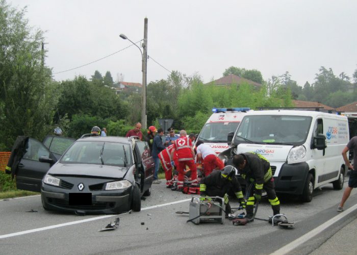 Violento scontro tra auto e furgone,uomo intrappolato al posto guida