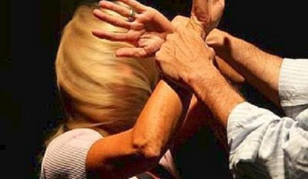 Grave violenza nei confronti di una 30enne