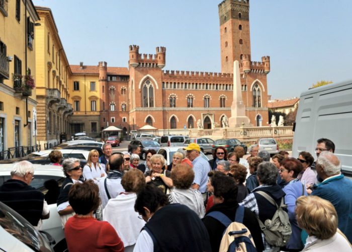 Visita interrotta più volteper "fare posto" alle auto
