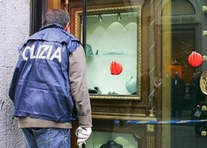 «Vorrei una collana per la mia fidanzata»Poi arraffa tutto e scappa, furto da 10mila euro