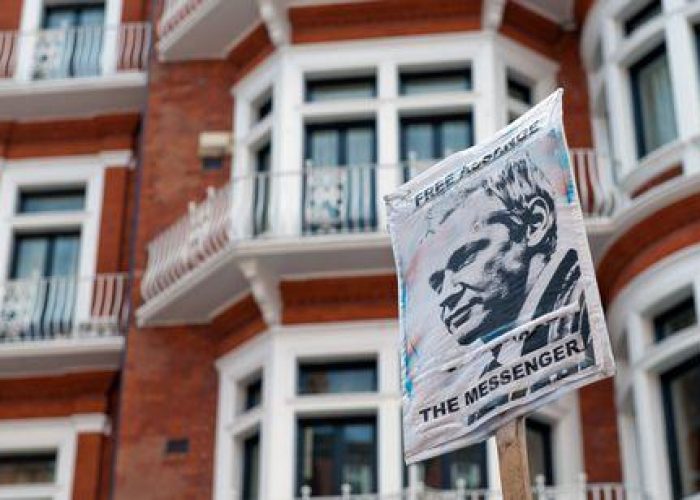 Wikileaks/ Assange oggi in pubblico ma rischia l'arresto